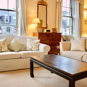 period-property-on-castle-street-sleeps-6.edinburghhotelsuk.org/