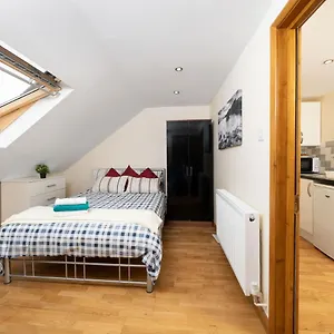 Apartment S6 Ensuite Loft Space, London