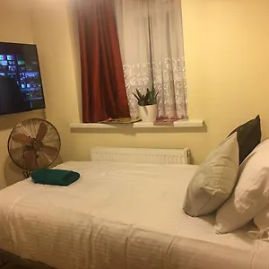 Apartment F3 Cosy Single, London