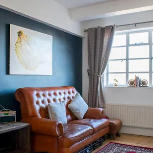 Beautifully Decorated Contemporary 2 Bedroom Flat Appartement